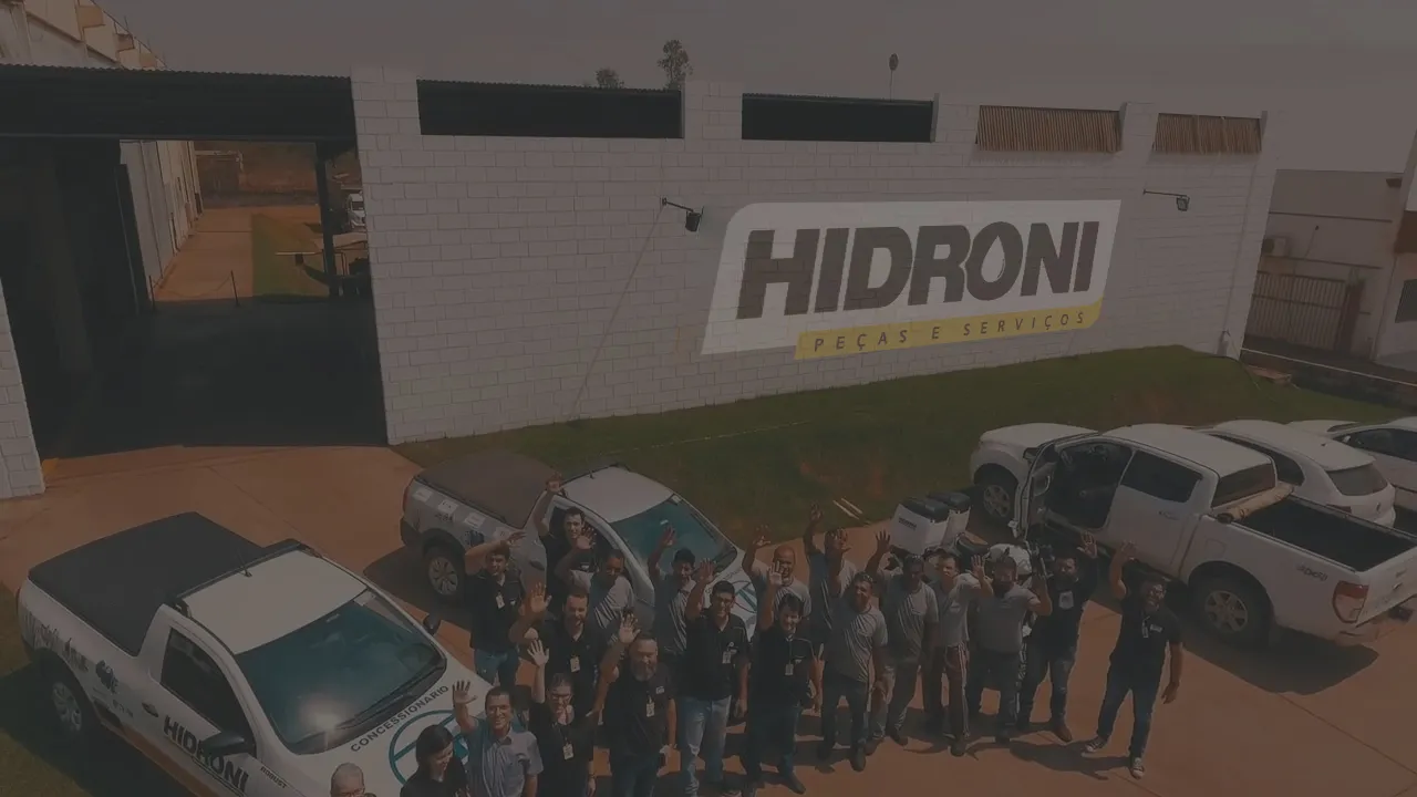 Equipe Hidroni em frente à sede em Rondonópolis